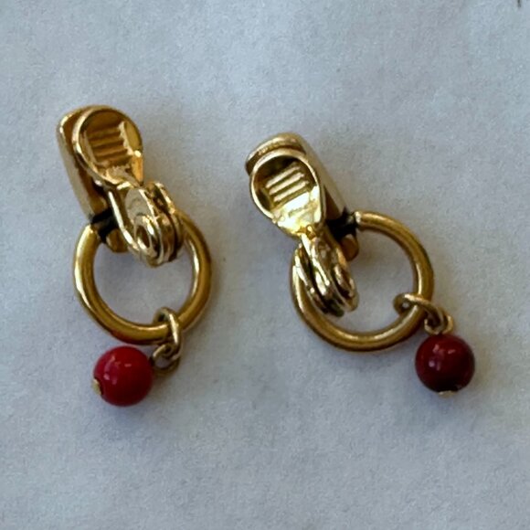 Vintage Monet Doorknocker Clip On Earrings Faux Garnet Gold Tone Signed - Picture 2 of 4